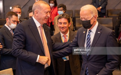 أردوغان لم يقبل يد الرئيس الأمريكي جو بايدين