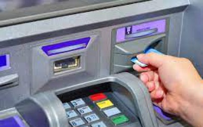 الشرطة لن تأت إذا أدخلت رقم حسابك السري معكوساً في ماكينات الـ «ATM»