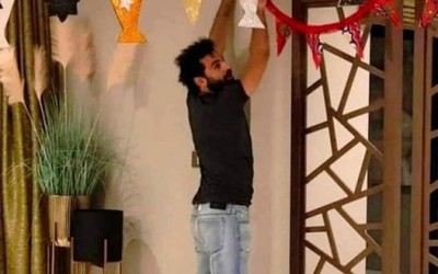 صورة محمد صلاح وهو يعلق زينة رمضان قديمة