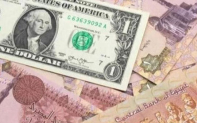 3 "تعويمات" وما زال يغرق.. لماذا تستمر قيمة الجنيه في الانخفاض؟